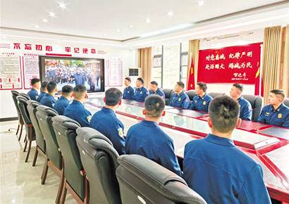 5085-3-2--3月18日晚，贵州省消防救援总队贵阳支队云岩大队指战员收看习近平总书记在贵州考察的新闻报道。-何戎-摄.jpg