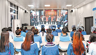 5085-3-5-3月18日晚，黔西南民族职业技术学院学生收看习近平总书记在贵州考察的新闻报道。-贵州日报天眼新闻记者-刘朝富-摄.jpg