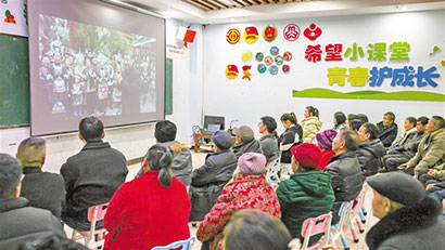 5085-3-6--3月18日，在铜仁市玉屏自治县平溪街道康华社区，搬迁群众收看习近平总书记在贵州考察的新闻报道。胡攀学-摄.jpg