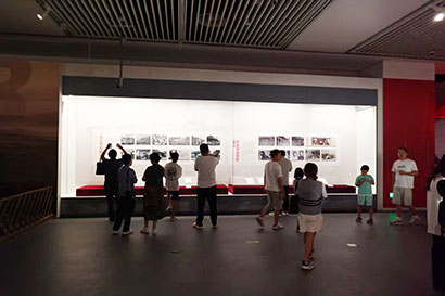5173-3-2观众们在一排排照片前追忆历史、感怀现在。.jpg