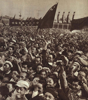 1760057731571001972.jpg 5196-3-2欢腾雀跃的人民群众经过天安门城楼.jpg